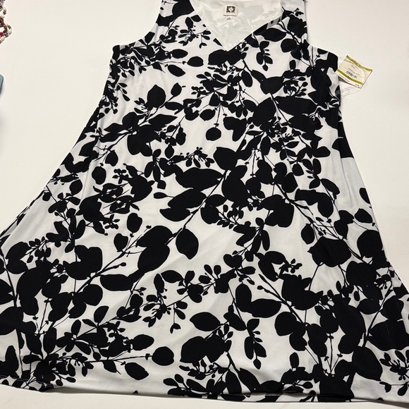 Anne Klein Dresses & Skirts - Anne Klein Monochrome Leaf Pattern Dress